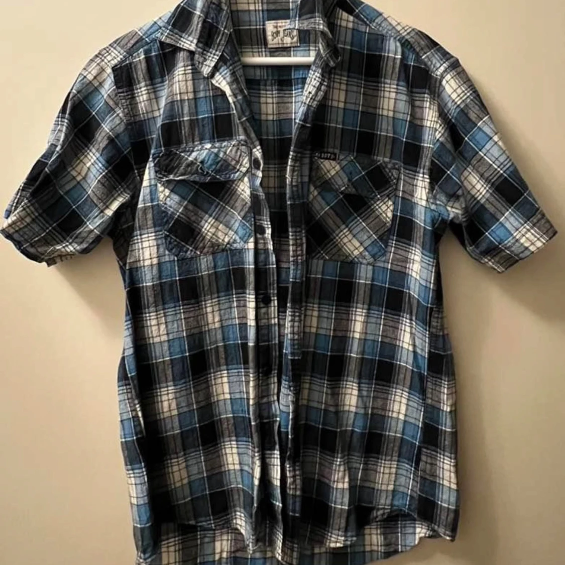 Blå och svart rutig kortärmad skjorta - 1