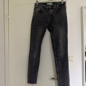 Gråa skinny jeans från Zara - Skinny jeans i tvättad mörkgrå färg. Stretchiga