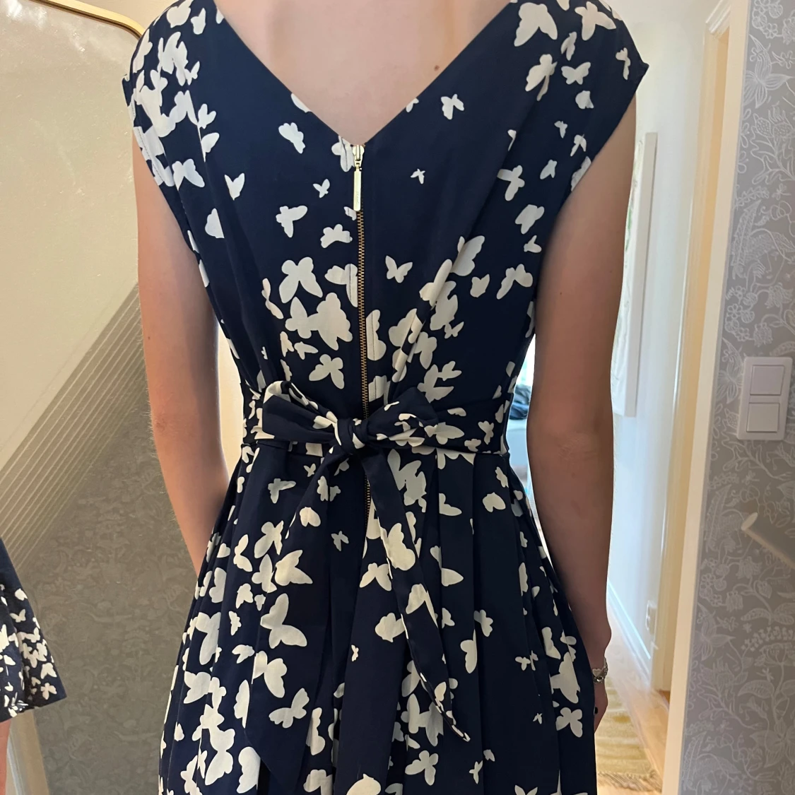 Mörkblå klänning med fjärilsmönster - 2