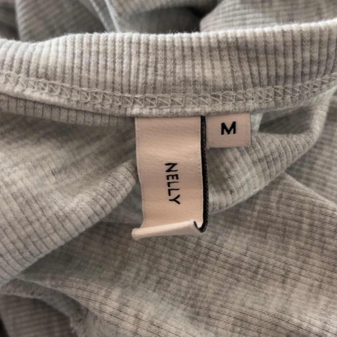 Ljusgrå ribbad långärmad topp Nelly - 3