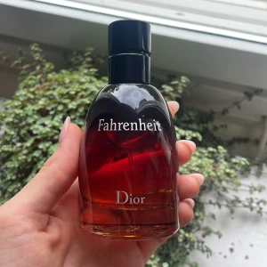 Dior Fahrenheit parfym 75ml EDP - Parfym från dior som är som ny. Det är ca 99% kvar. Nypris ca 1300. Priset kan diskuteras.