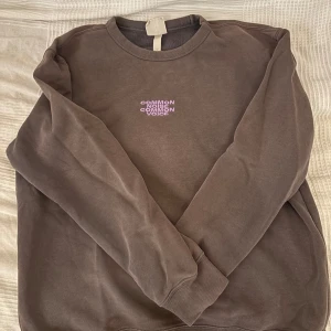  Grå Sweatshirt  - Riktigt snygg sweatshirt enligt mig, I Storlek M. Passar både S och M. Fint skick och från HM. Tveka inte på att höra av dig vid frågor och intresse!