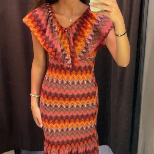 Missoni liknande klänning  - Missoni liknande klänning köpt i Spanien, aldrig använd🧡🧡🧡