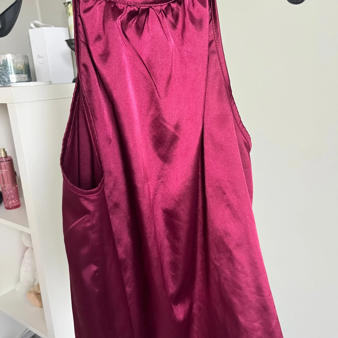 Vinröd ärmlös halterneck topp i satin