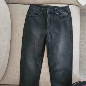 Svarta jeansbyxor från Flash - Svarta jeansbyxor från Flash med klassisk femficksdesign och dragkedja. Byxorna har en normal passform och är tillverkade i bomullsmix. Perfekta till vardags och enkla att matcha med olika toppar.