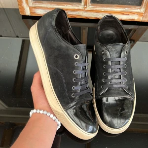 Lanvin - Snygga lanvins i navyblå. Självklart äkta. Uk11 som motsvarar 45-46! Skick 7/10. Defekter? Lite missfärgad sula och allmänt använda. Hör av dig vid frågor🤩