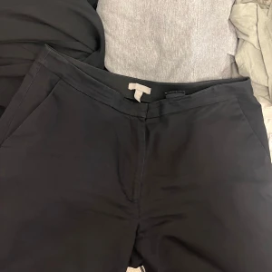 Svarta kostym byxor  -  Fina kostymbyxor från H&M. De är utsvängda och är i storlek 42. 💕
