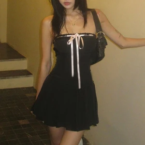 Svart kort tube klänning - En snygg klänning i kostymmaterial, utan axelband och med knytband som man kan justera😍😍Endast haft på mig en gång o säljer för att den inte passar mig. Passar någon som bär S