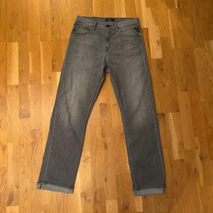 Gråa jeans från Replay - Säljer ett par gråa Replay Thad jeans i storlek 166 cm. De har en avslappnad look men ändå stilren look som passar till allt. Vid minsta fundering kontakta mig!