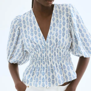 Blus H&M - Supersöt blus från H&M. Storlek M, passar XS-M/liten L. Perfekt till sommaren. Ny med prislapp. Slutsåld på hemsidan. 