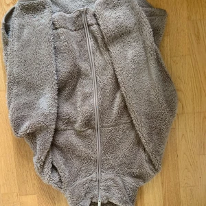 Beige teddyjacka med dragkedja - Superfin och bekväm Teddyjacka från lager 157