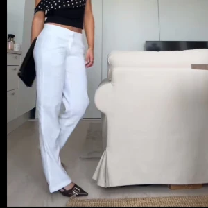 Linnebyxor madlady - Säljer ett par vita linnebyxor med raka ben och låg midja. Byxorna har klassisk design med diskreta fickor och stängs framtill. Perfekta att styla med crop top eller blus för en clean look. Oanvönda, storlek 36 regular. Priset kan diskuteras!