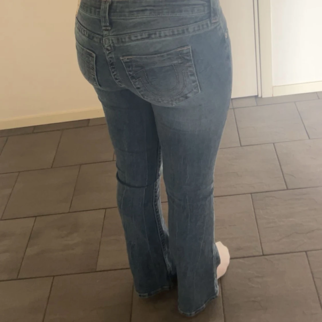 Blå bootcut jeans från True Religion - 1