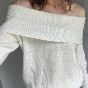 Vit offshoulder stickad tröja - En superfin vit offshoulder stickad tröja som nästan aldrig är använd🥰