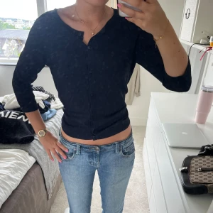 Blå kofta med trekvartsärm  - Säljer en svart kofta med trekvartsärm och knappar framtill. Enkel och stilren modell som passar till mycket. Mjuk och skön i materialet.