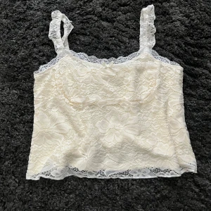 Ljusgul spetstopp - Säljer en söt ljusgul linnetopp med spetsdetaljer. Oanvänd, storlek XL💗