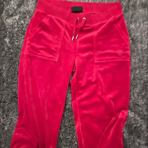 Juicy Couture set (Aldrig använd) - Säljer en röd juicy couture tracksuit i mjuk velour med matchande byxor och hoodie. Har aldrig använts och är i mycket bra skick. 