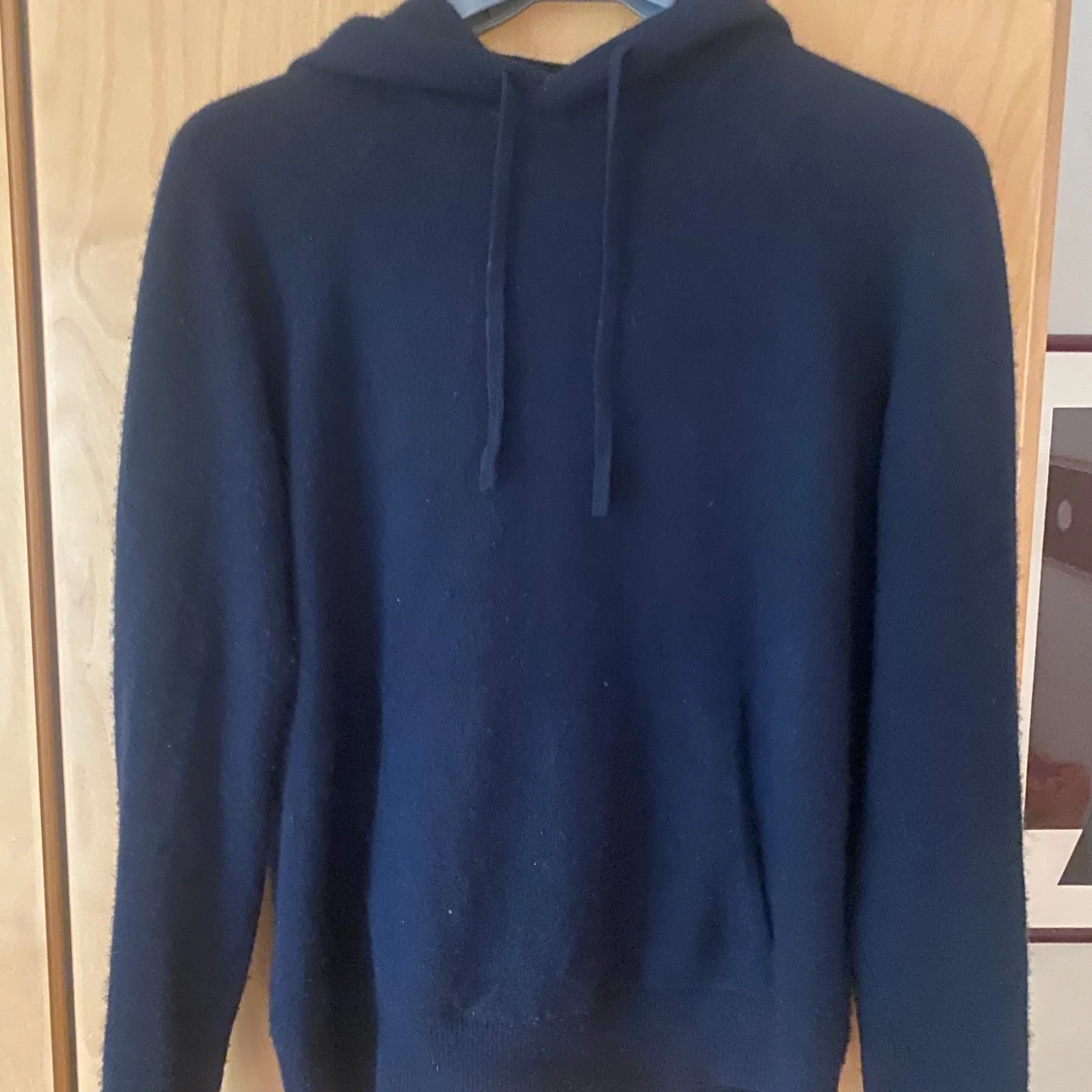 Mörkblå hoodie i kashmir från From Future - 2