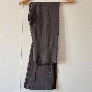 Soft chill pants - Säljer dessa mörkgråa soft chill pants från Nelly då de aldrig har kommit till användning. 