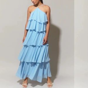 lång volangklänning - säljer den populära volangklänningen från gina tricot, helt slutsåld. använd endast en gång, stl 34 men passar mig som vanligtvis bär s/36🤍