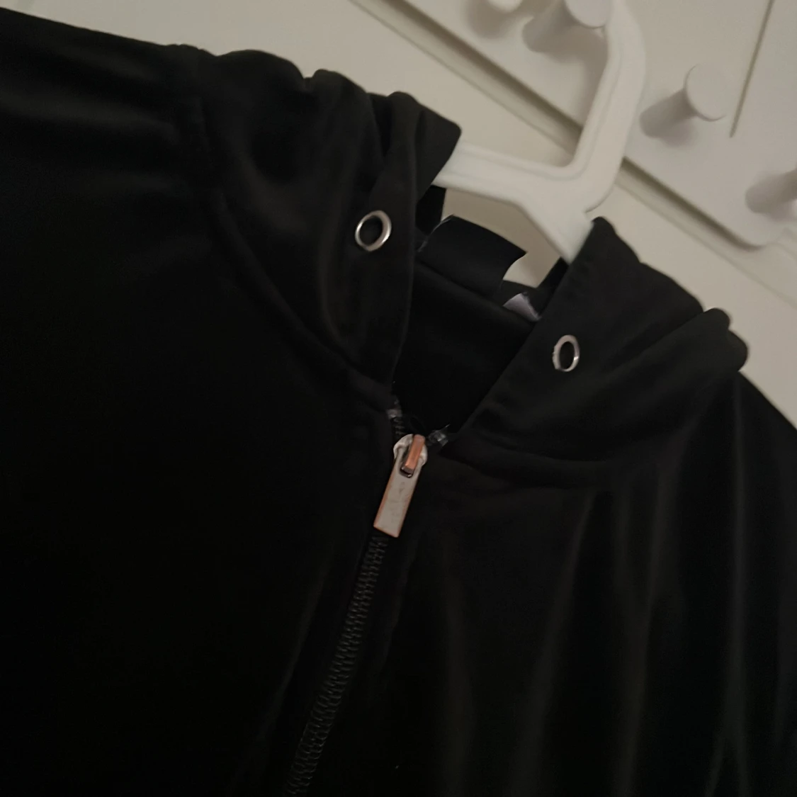 Svart hoodiejacka med dragkedja och byxor 