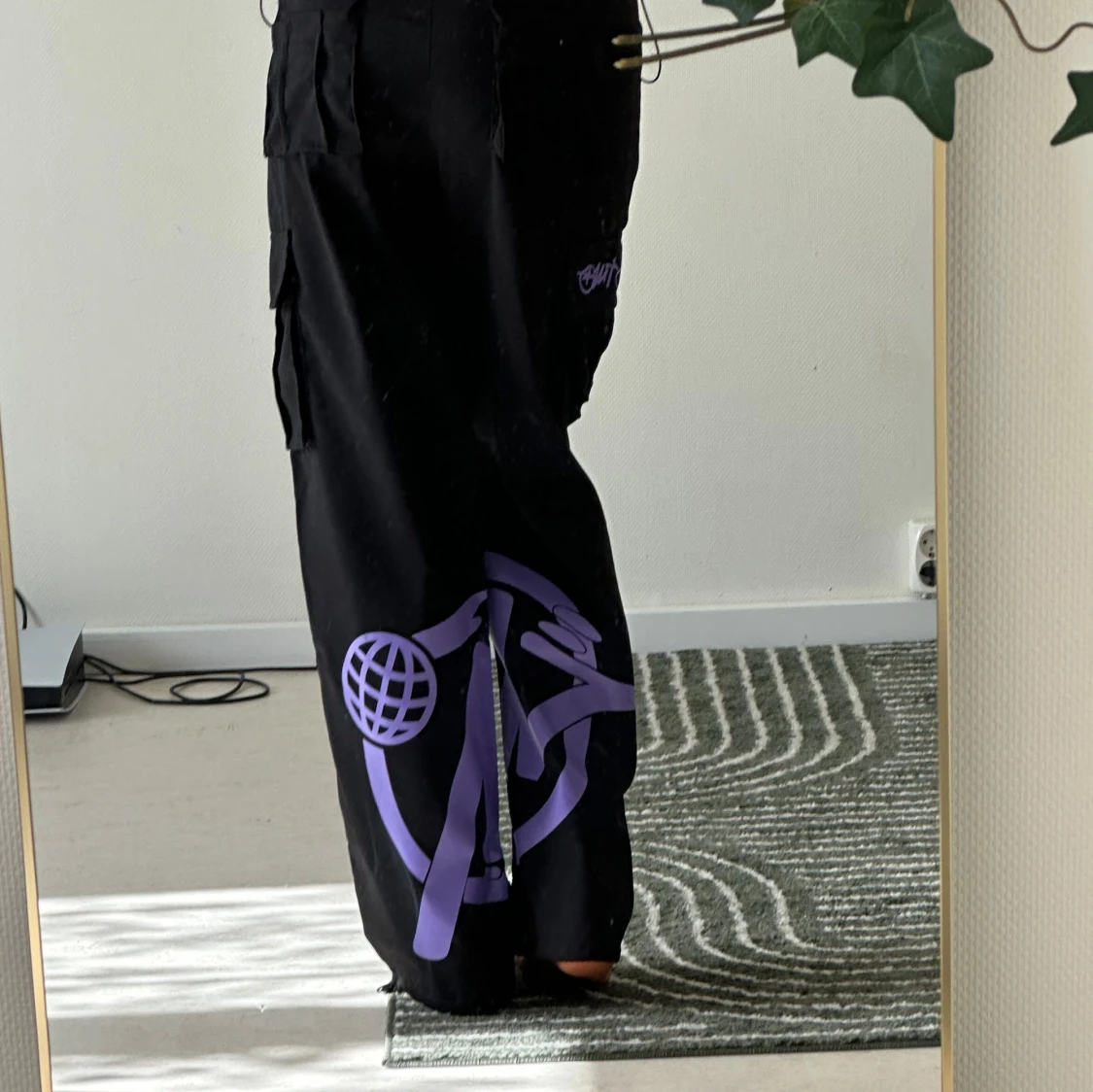 Svarta cargobyxor med lila tryck - 1