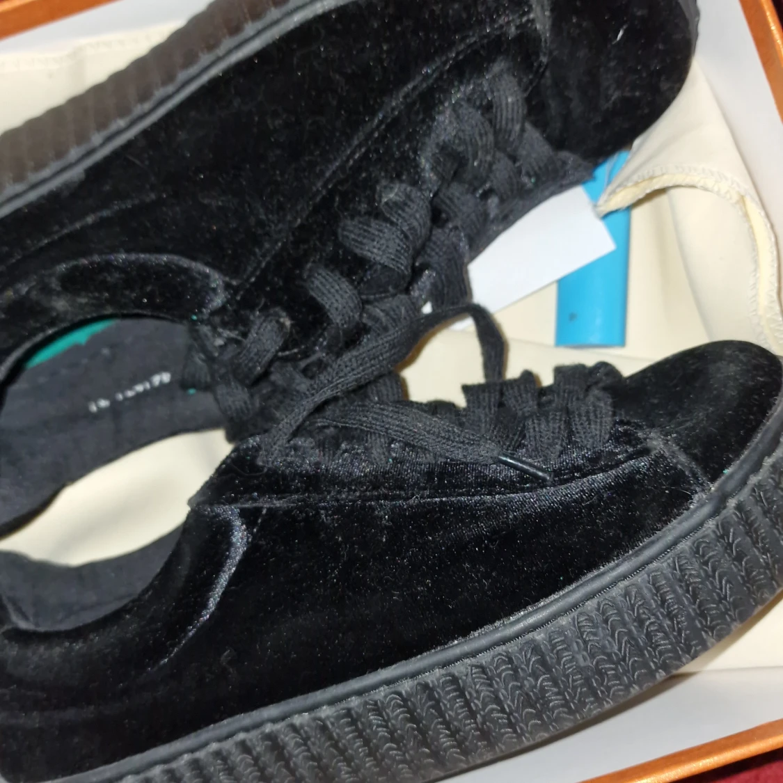 Svarta sneakers i sammet