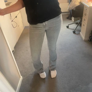 Ljusgrå midwaist bootcut Jens  - Säljer ett par ljus grå midwais bootcut jens ifrån Young Gina.Använda max 4-5 gånger.Pris går att diskutera💕