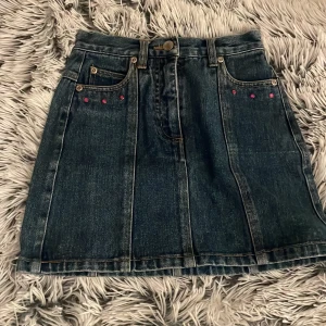 Jeanskjol! - Jätte snygg jeanskjol, aldrig använd säljer för att den är alldeles för liten! Midjemått-Ganska precis 30cm! Kjolen är ifrån Lindex!