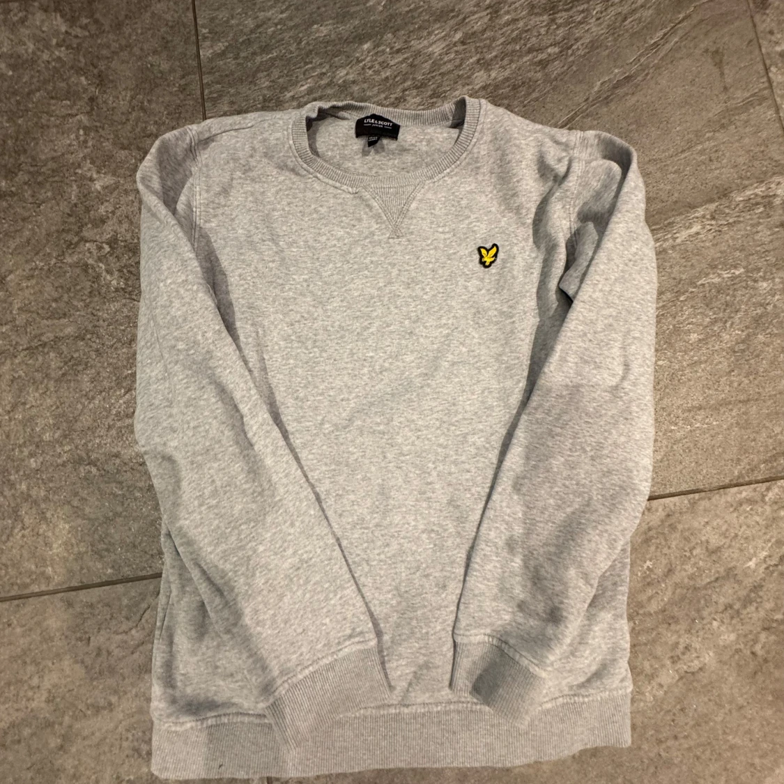 Grå sweatshirt från Lyle & Scott - 1
