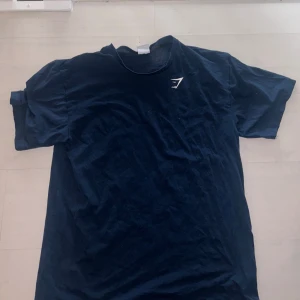 Mörkblå t-shirt från Gymshark -  mörkblå t-shirt från Gymshark. säljer pga ej använder