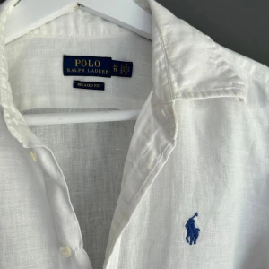 Ralph Lauren Linneskjorta - Mycket fint skick, men som ni kan se på bild 3 så har den några små fläckar, de syns dock inte när man har den på sig. Nypris ca 2000kr. Storlek XS passar XS. Skriv för mer imformation🤝