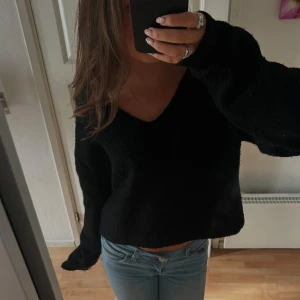 Svart stickad tröja - Mysig svart stickad tröja med v-ringning!! Säljer då den ej kommer till användning längre🥰