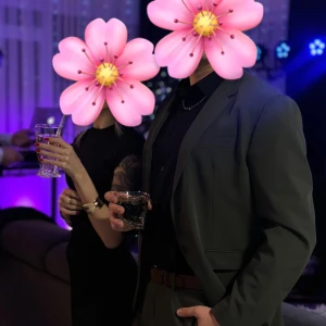 Mörkgrön kostym från Zara - Säljer en stilren mörkgrön kostym från Zara. Kavajen har klassisk krage och två fickor framtill. Byxorna är raka med pressveck och hällor för bälte. Perfekt för bal eller fest. Kostymen är endast använd en kväll. Byxstorlek: EUR 46, längd: 102,5 cm Kavajstorlek: EUR 54, ärmlängd: 65 cm, kavajlängd: 73 cm