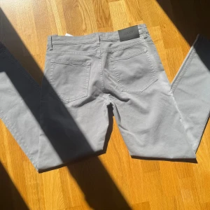 NN07 - säljer dessa feta jeans, jeansen är från NN07, kommer i en väldigt snygg grå tvätt och passar verkligen perfekt nu till sommaren. Skriv vid fler frågor eller funderingar.