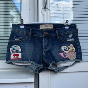 Lågmidjade Jeansshorts - Snygga lågmidjade jeansshorts i mycket bra skick, inga defekter! De är 38cm rakt över midjan, 18cm grenhöjd och 23cm långa på sidan😇💓