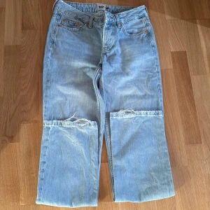 Ljusblå raka jeans från 157 - Säljer ett par klassiska ljusblå jeans från 157 med raka ben och femficksmodell. Jeansen har normal passform och är tillverkade i denim. Perfekta för en avslappnad stil och passar till det mesta.