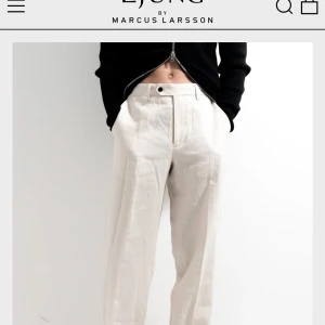 Ljusbeige linnebyxor från Ljung - Lite schysstare linnebyxor för 500 istället för 1800 nypris. Storlek 48, passar dig om du är mellan 180-190. Säljer då jag inte passar i de längre, fint skick inga fläckar eller hål på tyget. Tvätta och häng upp de kommer de att bli lika släta som från början, alternativt stryka. Hör av er vid frågor✌️