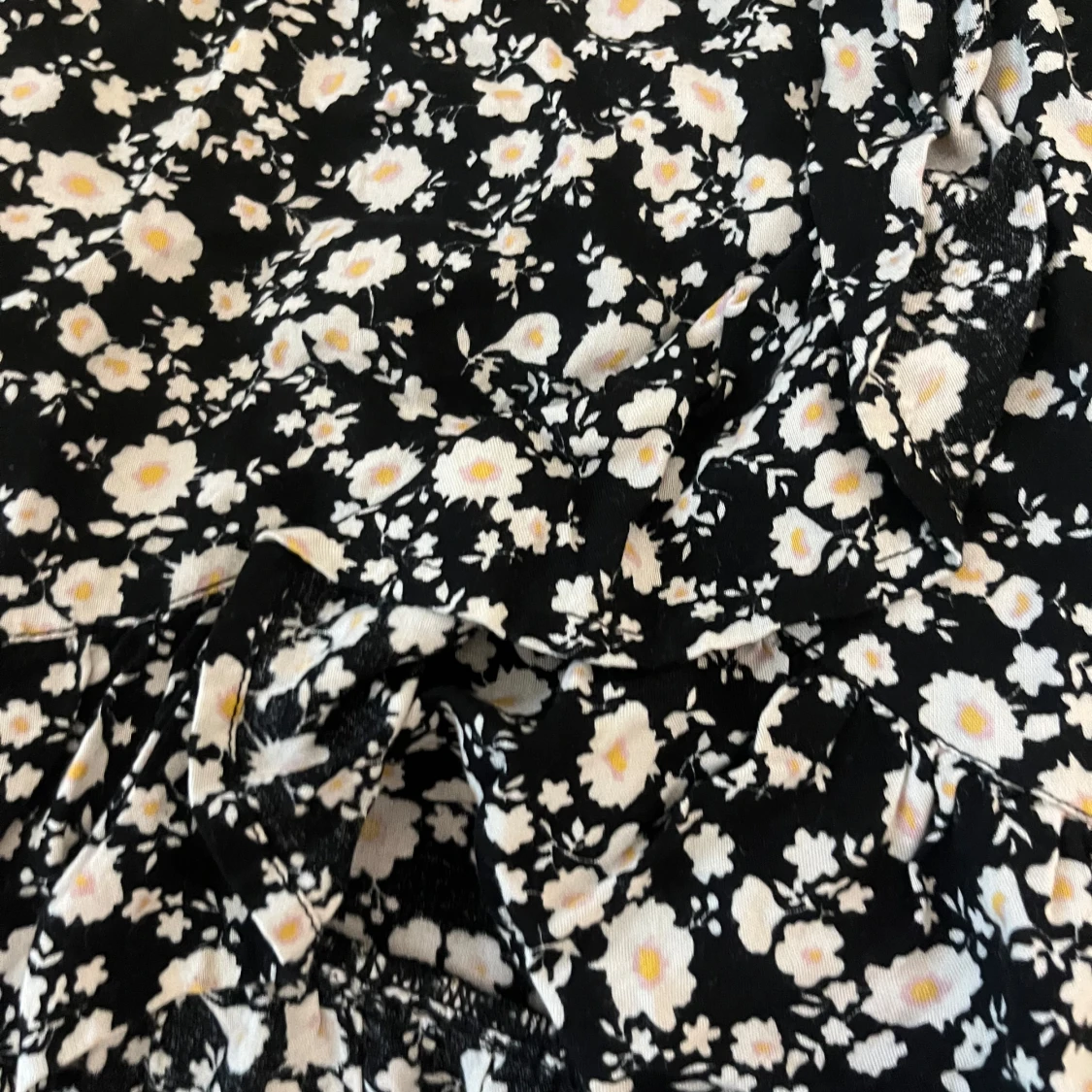 Svart blommig kjol med volang - 2