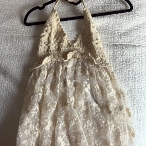 Beige topp från sara - Supersöt topp från Zara med stickad, virkad topp i beige och djup v-ringning. Även öppen i ryggen. Toppen är i super bra skick, endast provad säljer då den inte passade mig