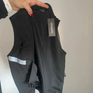 Svart löparväst från Boohoo - Säljer en svart sportväst från Boohoo. Tyvärr är den för liten för mig brukar ha m. Helt ny med lapp köpt för 299