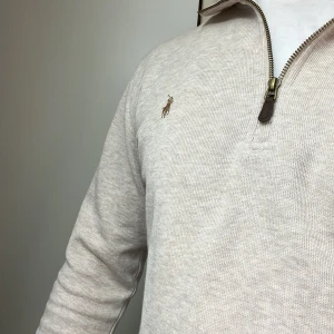 Ralph Lauren Quarter Zip Beige - Beige quarter zip från ralph lauren, Ny och oanvänd. Storlek M men passar mer som S.