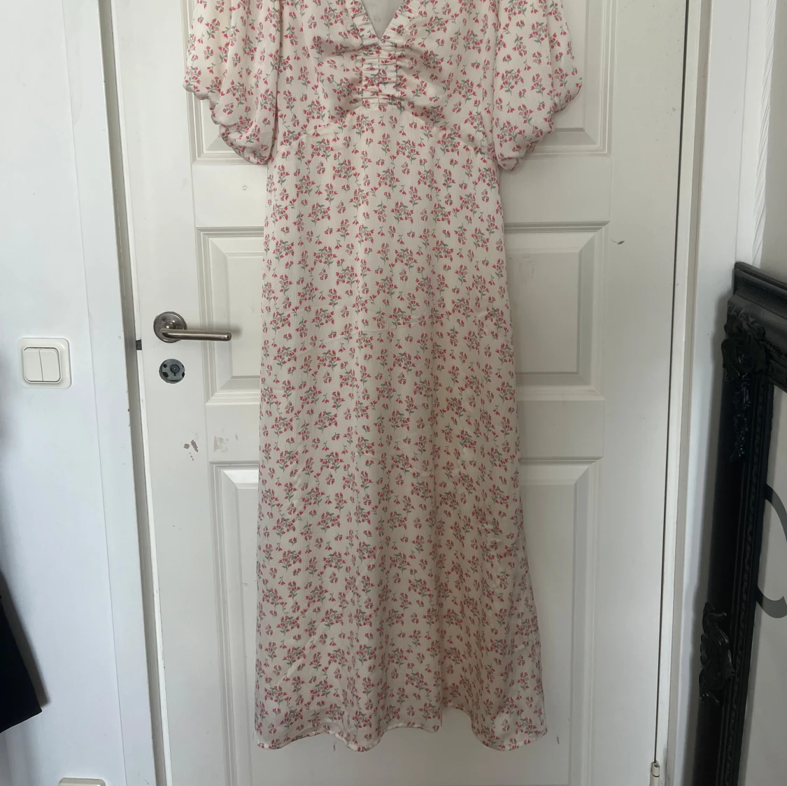 Vit blommig långklänning med puffärm