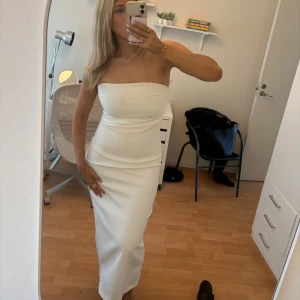 Vit bandeau zara långklänning - Säljer min drömmiga långklänning från zara som jag tidigare haft på midsommar och fått massa komplimanger för då den ej kommer till användning längre, sitter som M 💕💕💕💕 Perfekt att ha även utomlands 💗💗