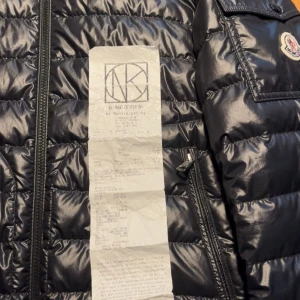 Moncler jacka  - Fet moncler lauros, använt ett tag men har tagit väl hand om den, kvitto finns men inget og. Storlek 2 vilket passar M. Alla prisförslag godtas! Hör av er vid fler frågor!