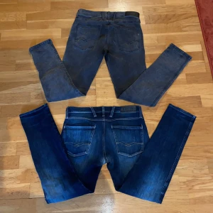 Replay jeans w29 - Säljer två par riktigt feta mörkblåa och mörkgråa replay anbass jeans.W29 L30, sitter perfekt på dig som är 160-170cm. Nypris är ca 3000kr för båda och nu kostar dem 599kr st. Båda jeansen är lite använda men är fortfarande i riktig bra Skick.