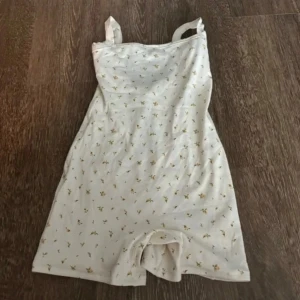 Skims Body Playsuit  - Säljer min body / playsuit från Skims från förra årets vår och sommarkollektion. Finns inte längre att köpa. Storlek xs och i väldigt fint skick🩷