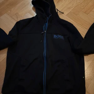 Svart Hugo boss kofta - Säljer en svart Hugo boss kofta i ett bra skick, tröjan är även äkta.