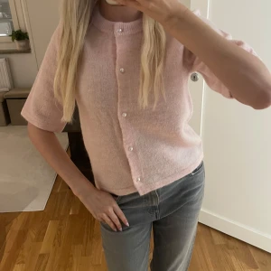 Rosa kofta - Super fin stickad från Ginatricots Young avdelning, storlek 170 (jag bär storlek xs-s som referens) Prislappen sitter kvar så har ej använts!🩷
