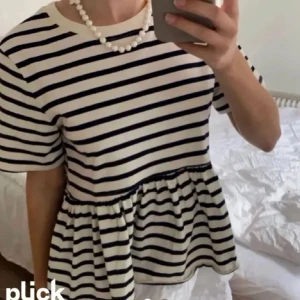Zara T-shirt - Fin Zara tröja som är perfekt till våren och så så skön🤍 🎀💞 Storlek står inte men de är en S/XS🤍🍸Prisförlsag kan alltid diskuteras då jag ofta sänker!